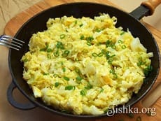 Жареная молодая капуста с яйцом и сыром. Пошаговый фоторецепт.