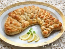 Рыбный пирог из слоеного теста. Пошаговый фоторецепт.