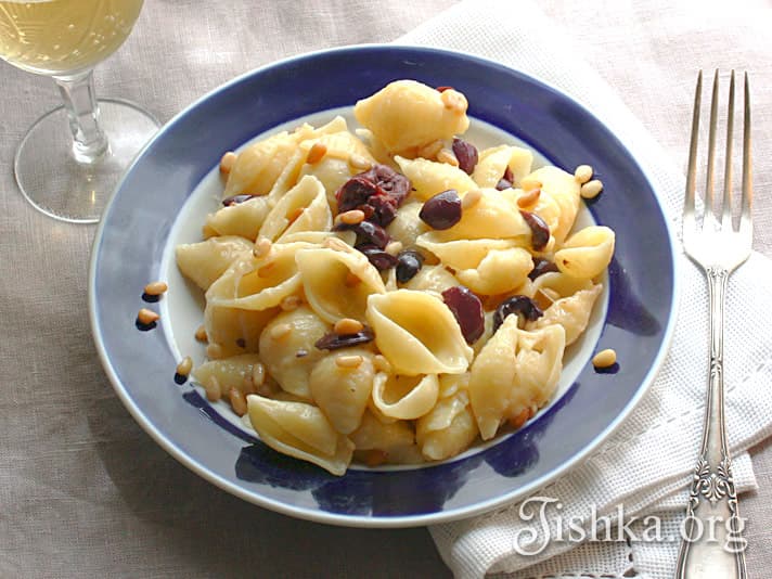 Макароны с оливками и кедровыми орешками рецепт с фото