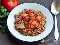 Гречка с сардельками, томатами и сельдереем. Пошаговый фоторецепт.