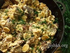 Куриная печень с маринованными грибами. Пошаговый фоторецепт.