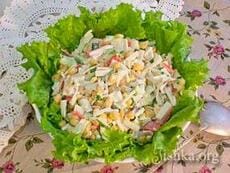 Салат с крабовыми палочками, кукурузой и огурцом. Пошаговый фоторецепт.