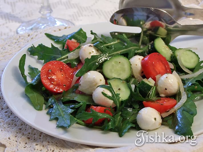 Салат с моцареллой и помидорами рецепт