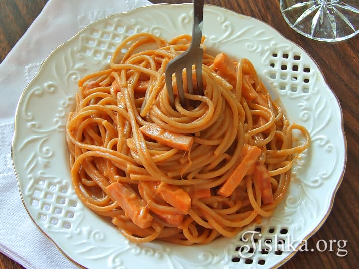 Спагетти в томатном соусе с сыром и ветчиной