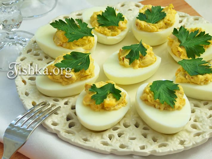 Фаршированные яйца (голубой сыр и копчености)
