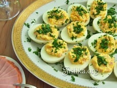 Фаршированные яйца (ветчина и сырок). Пошаговый фоторецепт.